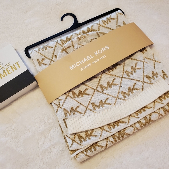 SOLD....💲⬇️Michael Kors hat/scarf set - Picture 2 of 4